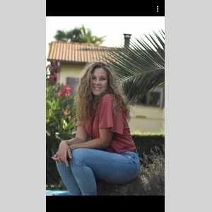 Lea, babysitter à Saint Priest