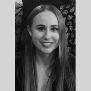 Chloé , babysitter à Melun