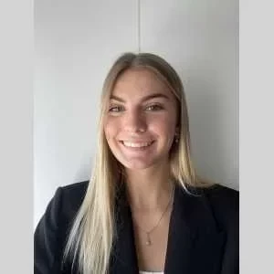 Enola , babysitter à Nice