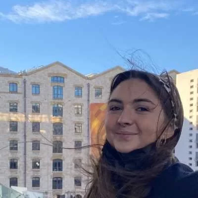 Angèle, babysitter à Paris